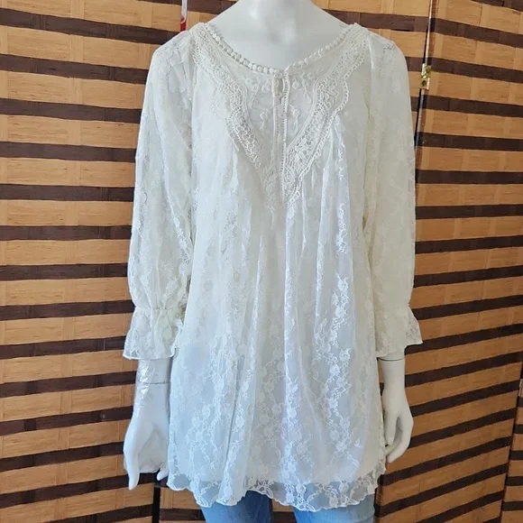 V Cristina lace overlay top - Picture 3 of 9